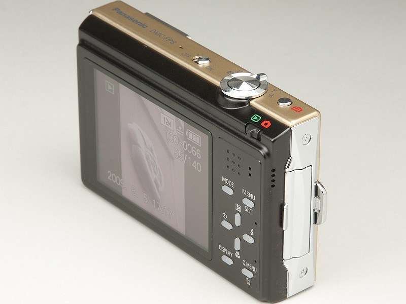 <b>フラットな背面。ボタンは小さいが、慣れればそれほど押しにくいわけではない</b>