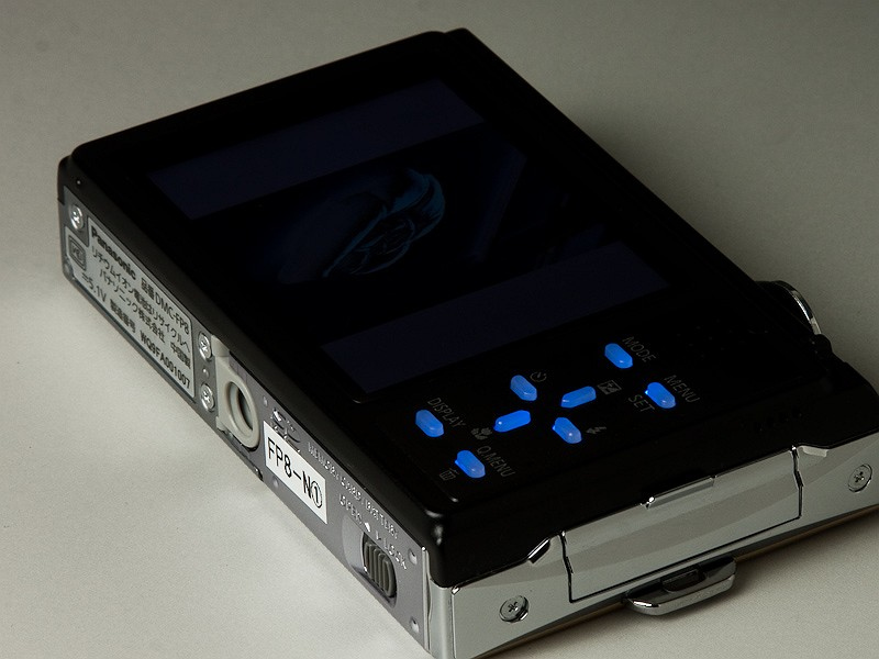 <b>ボタンはブルーのイルミネーションで光る</b>