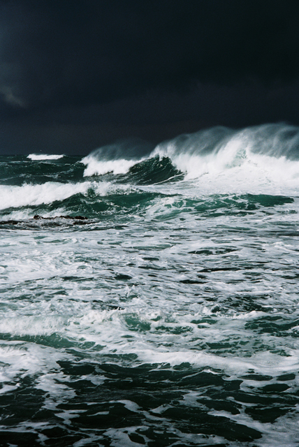 <b>海の向こうは悪天候にも関わらず、手前から光が射し込んできたことで、こんな不思議な一瞬が出現した。撮影地は福井(c)野村恵子</b>