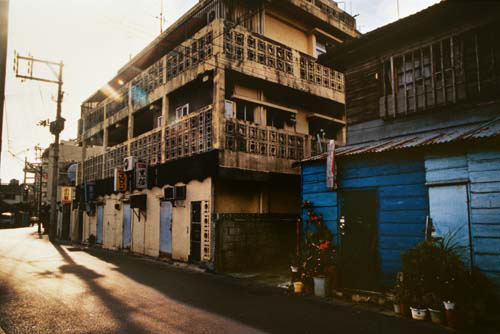 <b>フィルムはコダックのネガ。アンバー系を強調してプリントするなどで、独特の色の世界を作り上げている(c)野村恵子</b>