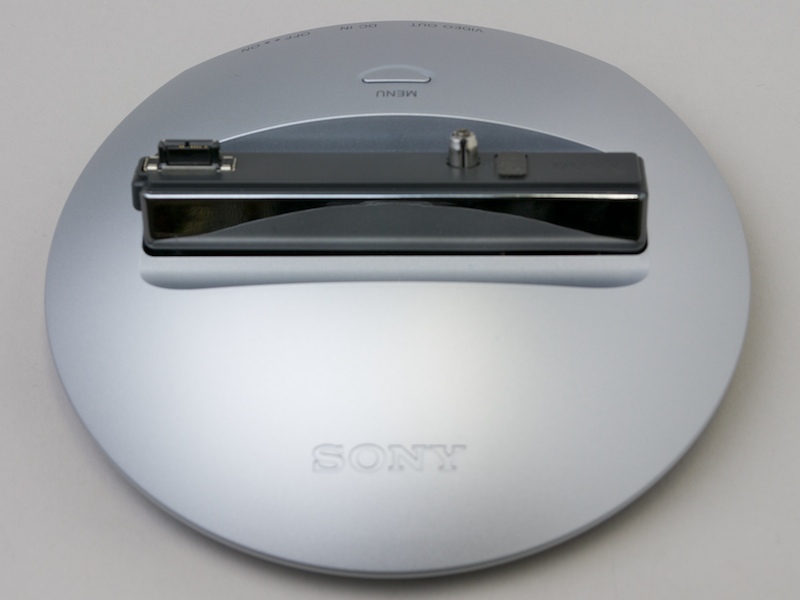 <b>ベースとプレート（DSC-TX1用）を装着した状態。向かって右にある端子がカメラとの通信を行なう</b>