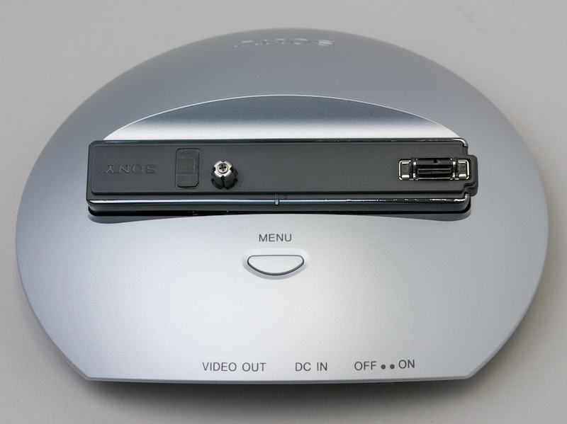 <b>ベースとプレート（DSC-TX1用）を装着した状態。向かって右にある端子がカメラとの通信を行なう</b>