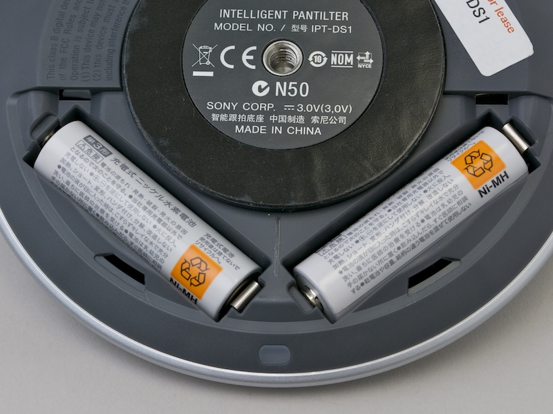 <b>単3電池2本を電源として使用。別売のACアダプターも利用できる。底面中央には三脚穴も</b>