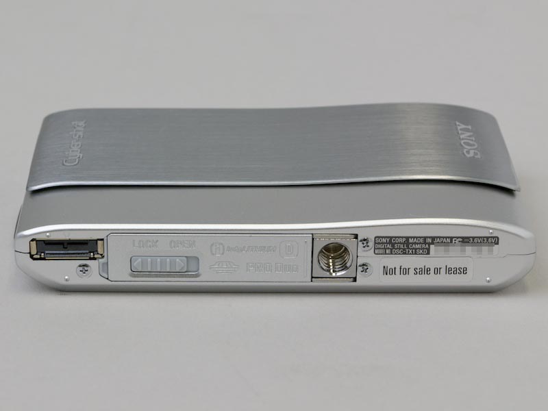 <b>DSC-TX1の底面。左の端子がIPT-DS1と接合する</b>