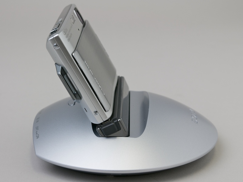 <b>取付けたところ。回転・チルトともにスムーズだ</b>