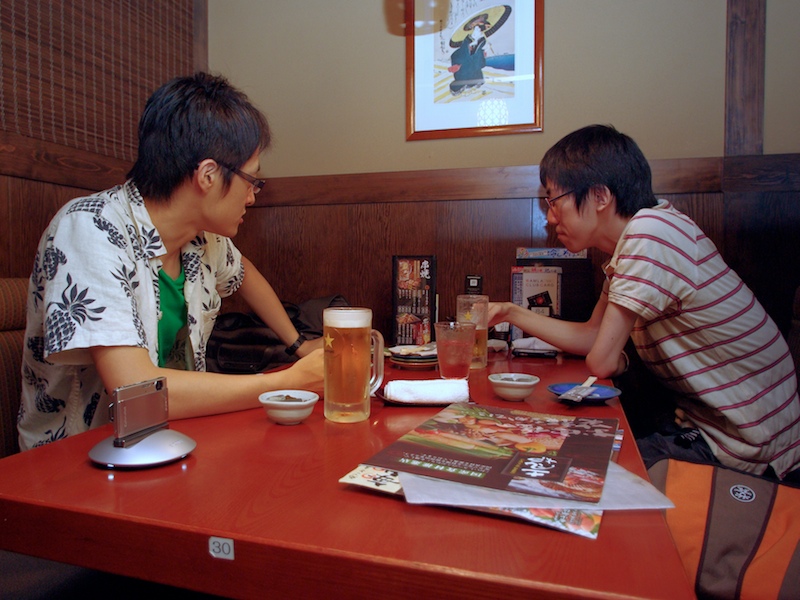 <b>実験の様子。防滴仕様ではないので、飲食時には設置場所に注意したい</b>