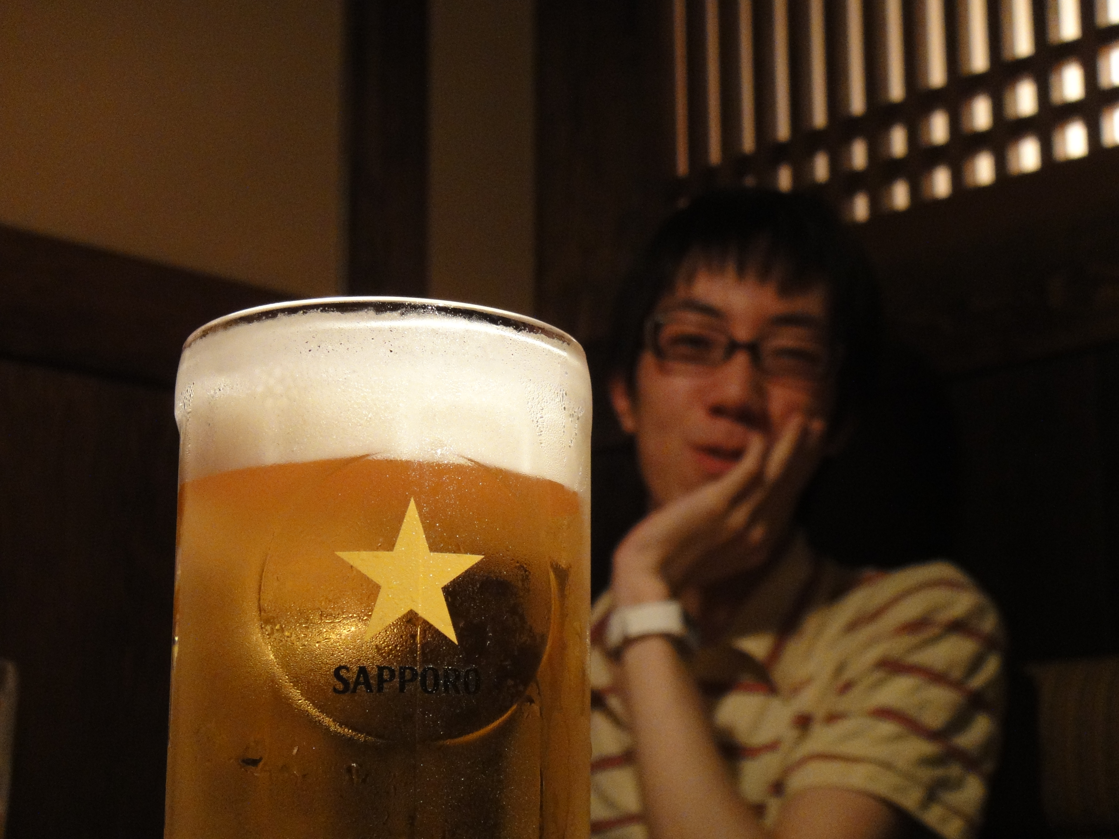 <b>ひたすらビールグラスにピントと露出をあわせていた時間帯も（左）。人物を撮った写真（右）より趣深い写真に思える</b>
