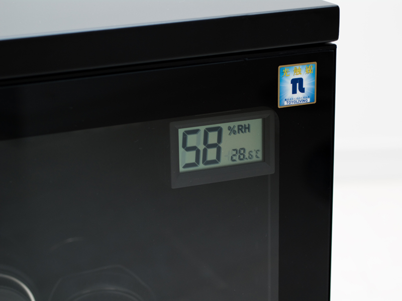 <b>庫内には単3電池式の湿度計を備える。庫内の湿度と温度を同時に表示可能</b>