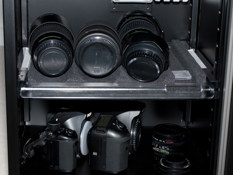 <b>機材収納例。最も小型とはいえ、詰め込めるだけ詰め込めば相当量の機材を収納できる</b>