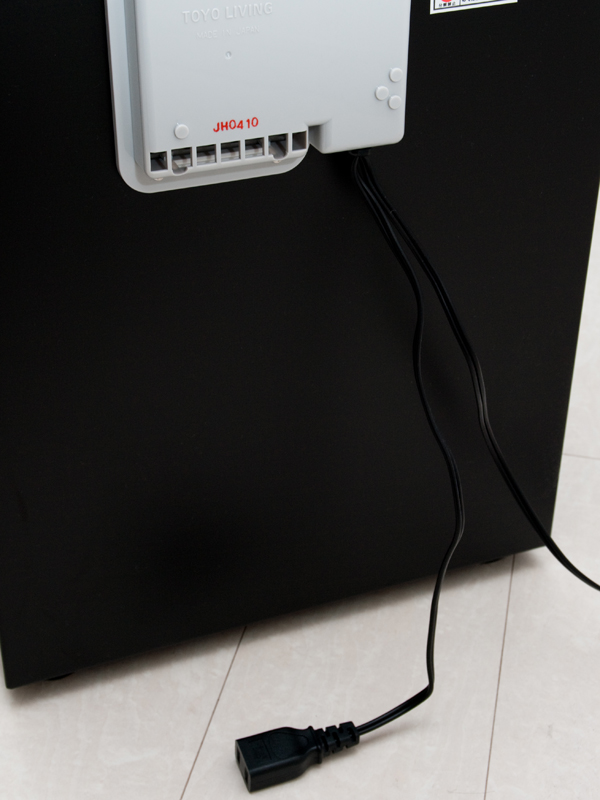 <b>予備のコンセントも装備。着脱はできないが、バッテリーや携帯端末の充電器などを繋いでおくと便利だ</b>