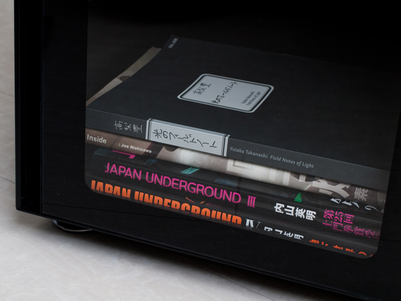 <b>写真集を収納したところ。判型が大きすぎてED-41CDBでは収納できないものもあった</b>