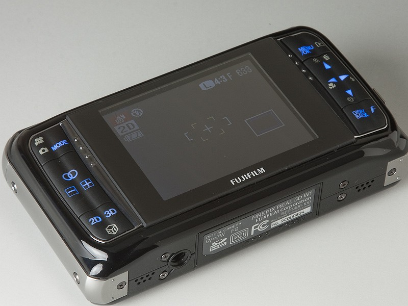 <b>波形の特徴的なボタン。ブルーのイルミネーションも未来的</b>