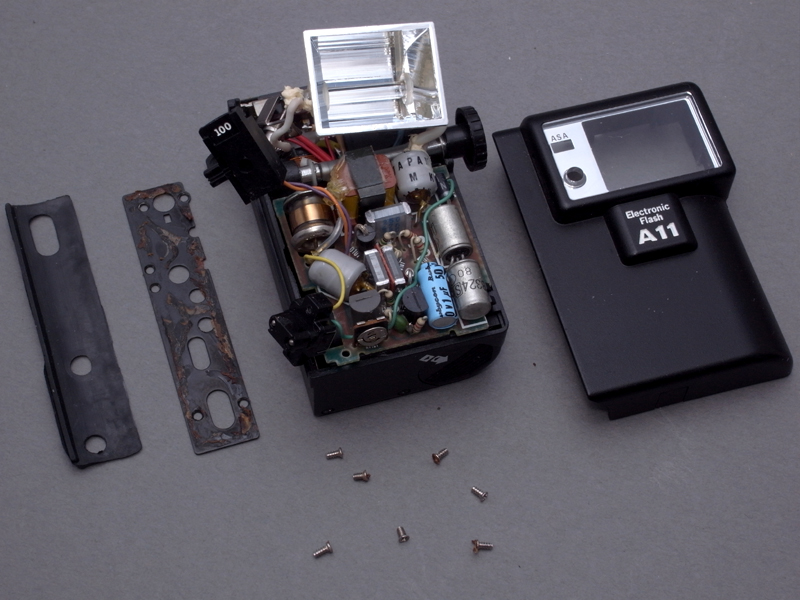 <b>A11を分解するとこんな感じ。現代の電子機器に比べ、電気パーツの1つ1つが大きめなのが印象的だ</b>