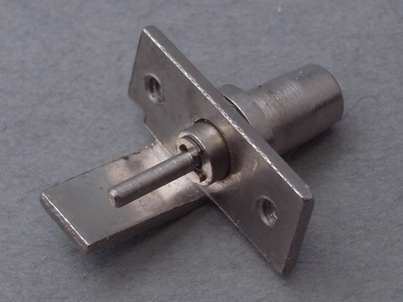 <b>これは電源ONスイッチ連動ピンのパーツだが、これもA11本体のネジ止めパーツを兼ねているので、加工して利用する</b>