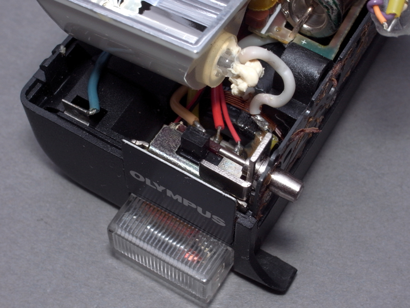 <b>A11の電源スイッチの改造前の状態を見てみる。電源ON連動ピンの奥に、本来のストロボスイッチがあるのがわかる</b>