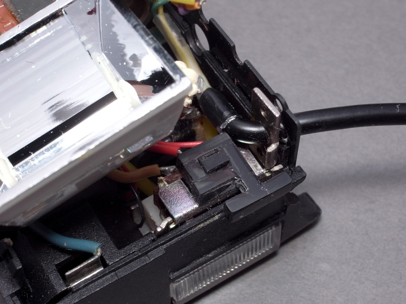 <b>スイッチつまみを、A11本体内の電源イッチにはめ込む</b>