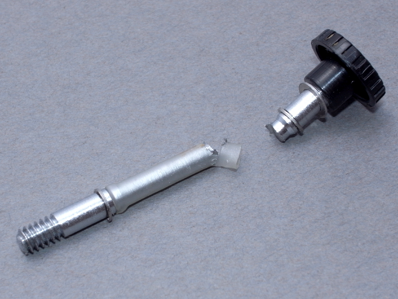 <b>これはA11をXAシリーズカメラに固定するためのネジ部品だが、A11内部に設けたシンクロコードと干渉するため、金鋸で切断。ノブの部分のみ、穴ふさぎ用パーツとしてA11に接着する</b>