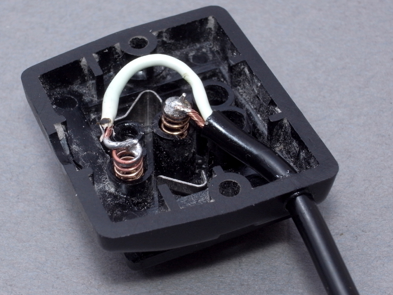 <b>ホットシューに電気接点の金具を組み込み、シンクロコードをハンダ付けした</b>