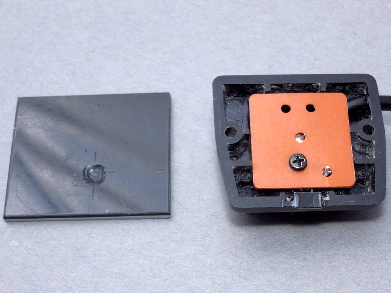 <b>すべてのパーツを組み込み、ABS板の蓋を接着する。本当はネジ止めにしたいところだが、メンテナンスの必要も無さそうだし、面倒くさいのでABS用接着剤を使ってしまった</b>