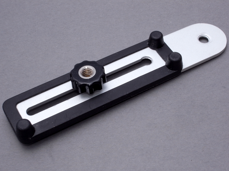 <b>A11はブラケットを利用してE-P1に装着することにした。このブラケットはハクバのスレーブストロボに付属していたものだ</b>