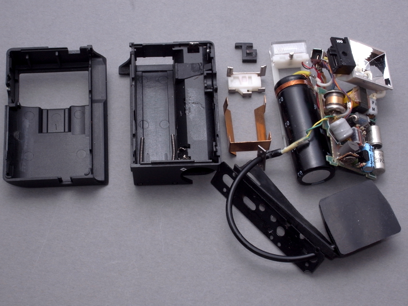 <b>A11はボディパーツに穴あけ加工するため、いったんバラバラに分解する</b>