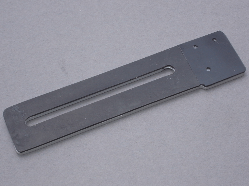 <b>ブラケットのカメラ取り付け部には1mm厚のゴム板を貼る。またA11取り付け部には1mm厚のABS板を貼る。さらにその反対面に、0.7mm厚の塩ビ板を貼る</b>