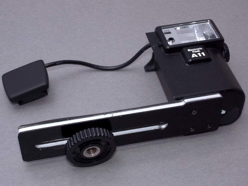 <b>ブラケットにA11をネジ止めして完成。ホットシューのシンクロソケットパーツは、ヤスリで整形しスプレーで塗装し仕上げた</b>