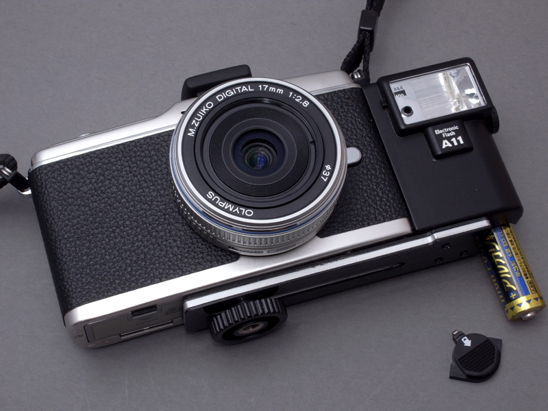 <b>E-P1には底部の三脚ネジ穴を利用して取り付ける。A11には単3電池1本をセットする</b>