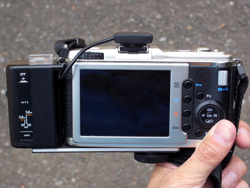 <b>背面から見るとこんな感じ。A11の背面は、AXの裏蓋開閉の干渉を避けるために隙間があり、そのスペースを利用してシンクロコードを通している</b>