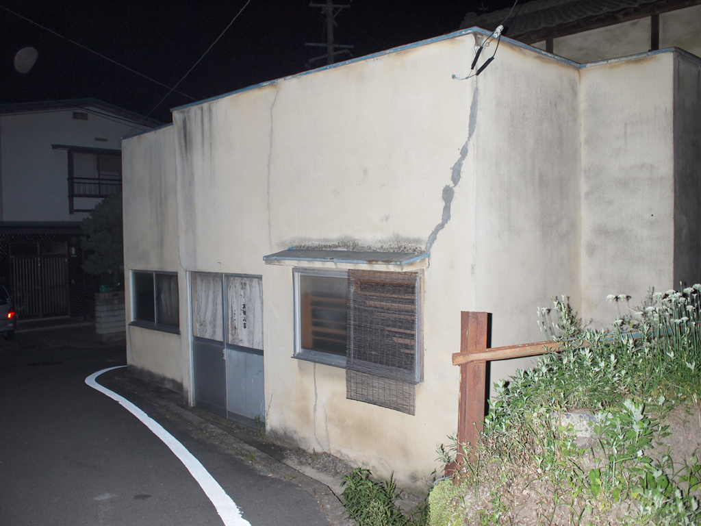 <b>このような被写体は、昼間撮影するとモルタルのざらついた地肌が美しく描写されるものだ。しかしストロボで撮影すると、全く印象が違うのでちょっと驚いた。被写体の立体情報が失われ、色彩情報だけが取り出されたような感じだ</b>