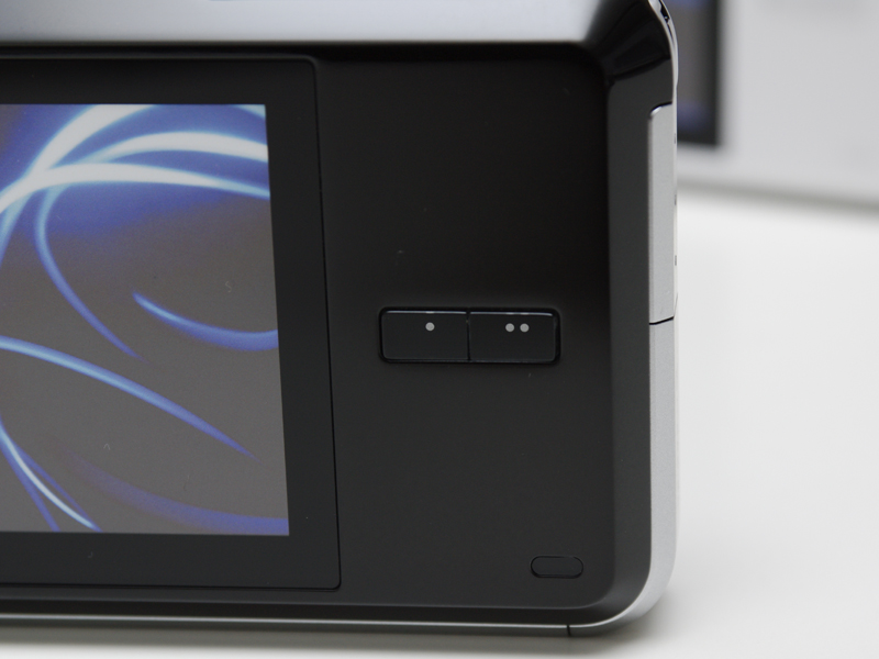 <b>背面操作ボタンは少ない</b>