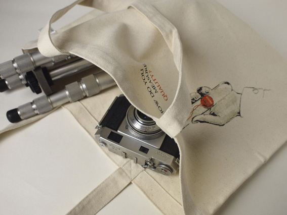 <b>小型三脚とレンジファインダーカメラを入れたところ</b>