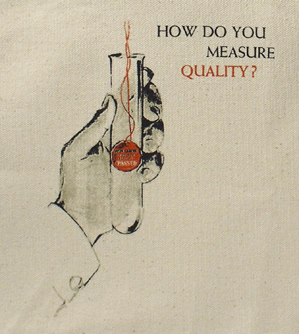 <b>輸出検査合格証の「PASSED」のデザインをあしらった</b>