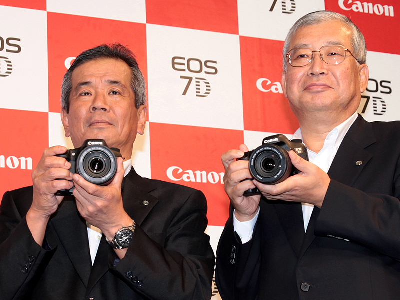 <b>キヤノンマーケティングジャパン代表取締役社長の川崎正己氏（右）とキヤノン取締役イメージコミュニケーション事業本部 本部長の真栄田雅也氏（左）</b>