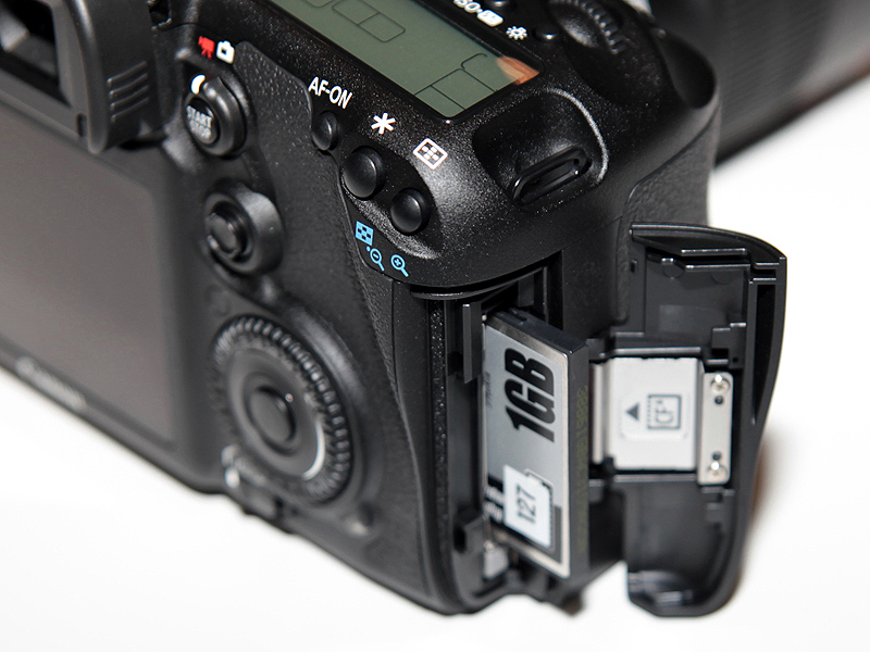 <b>記録メディアはCF</b>