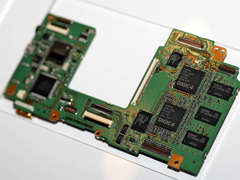 <b>メイン基板。DIGIC4が2つ見える</b>