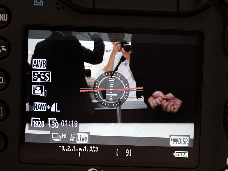 <b>EOSシリーズ初の電子水準器を搭載。2軸に対応する</b>