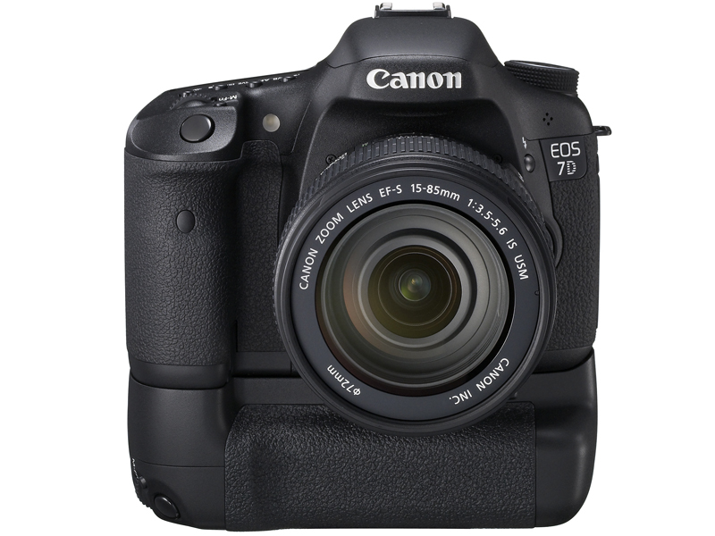 <b>バッテリーグリップ「BG-E7」を装着したところ</b>