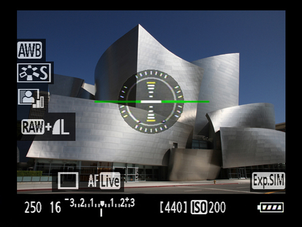 <b>EOS DIGITALとして初めて電子水準器を装備。ライブビュー撮影時、ファインダー撮影時、動画記録時のすべてで利用できる</b>