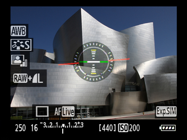 <b>EOS DIGITALとして初めて電子水準器を装備。ライブビュー撮影時、ファインダー撮影時、動画記録時のすべてで利用できる</b>