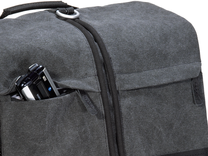 <b>前面には小物を収納できるポケットを備える</b>