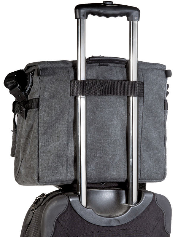 <b>背面ストラップも装備</b>