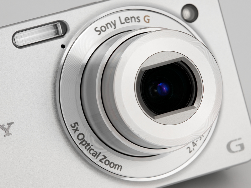 <b>レンズは35mmフィルムカメラ換算で24-120mmに相当する光学5倍のGレンズ。それでいて、20mmを切る薄型ボディを実現しているのは立派</b>