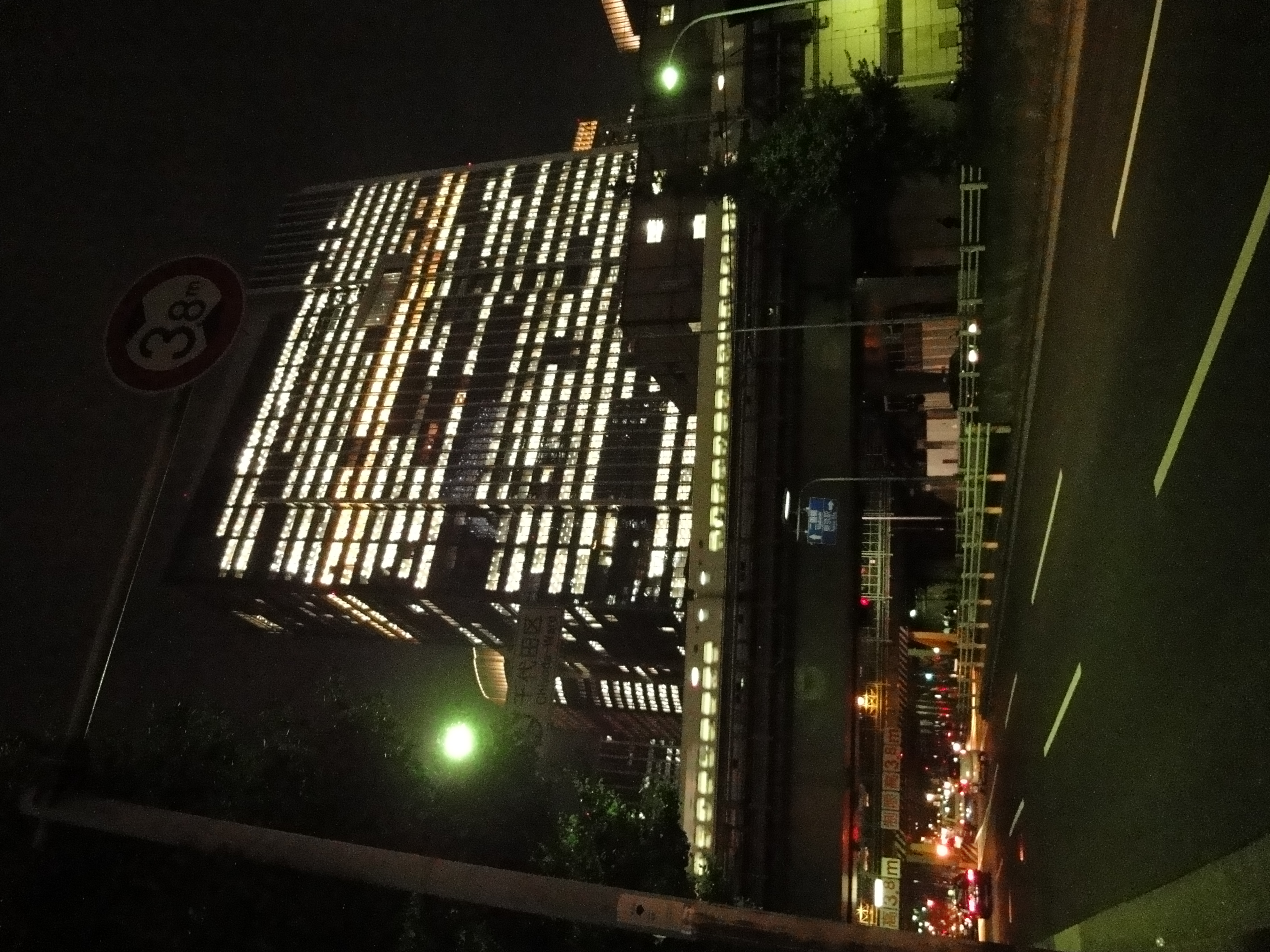 <b>ISO3200<br>DSC-WX1 / 3,648×2,736 / 1/100秒 / F2.4 / +0.3EV / WB：太陽光 / 4.2mm（24mm相当）</b>