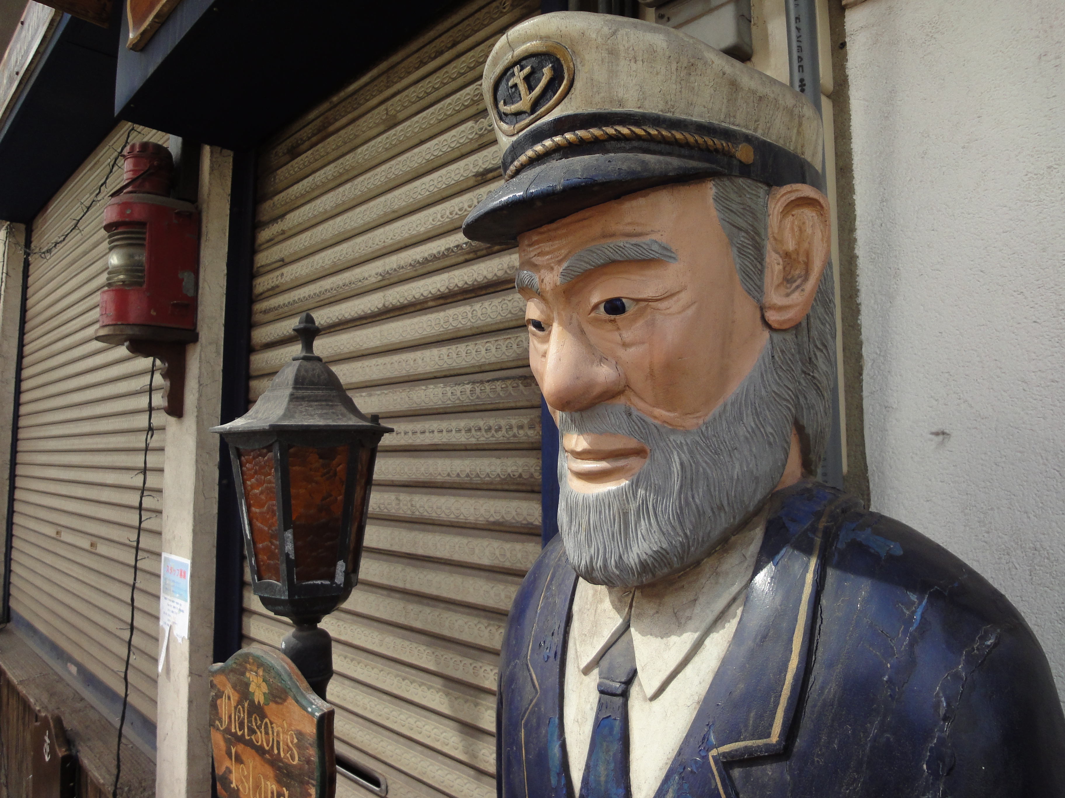 <b>バーの店先に置かれた看板代わりの人形。けっこうインパクトあり。で、50%縮小で見ると、立体感がなかなかよかったりする<br>DSC-WX1 / 3,648×2,736 / 1/100秒 / F7.1 / -0.3EV / ISO160 / WB:オート / 4.2mm（24mm相当）</b>