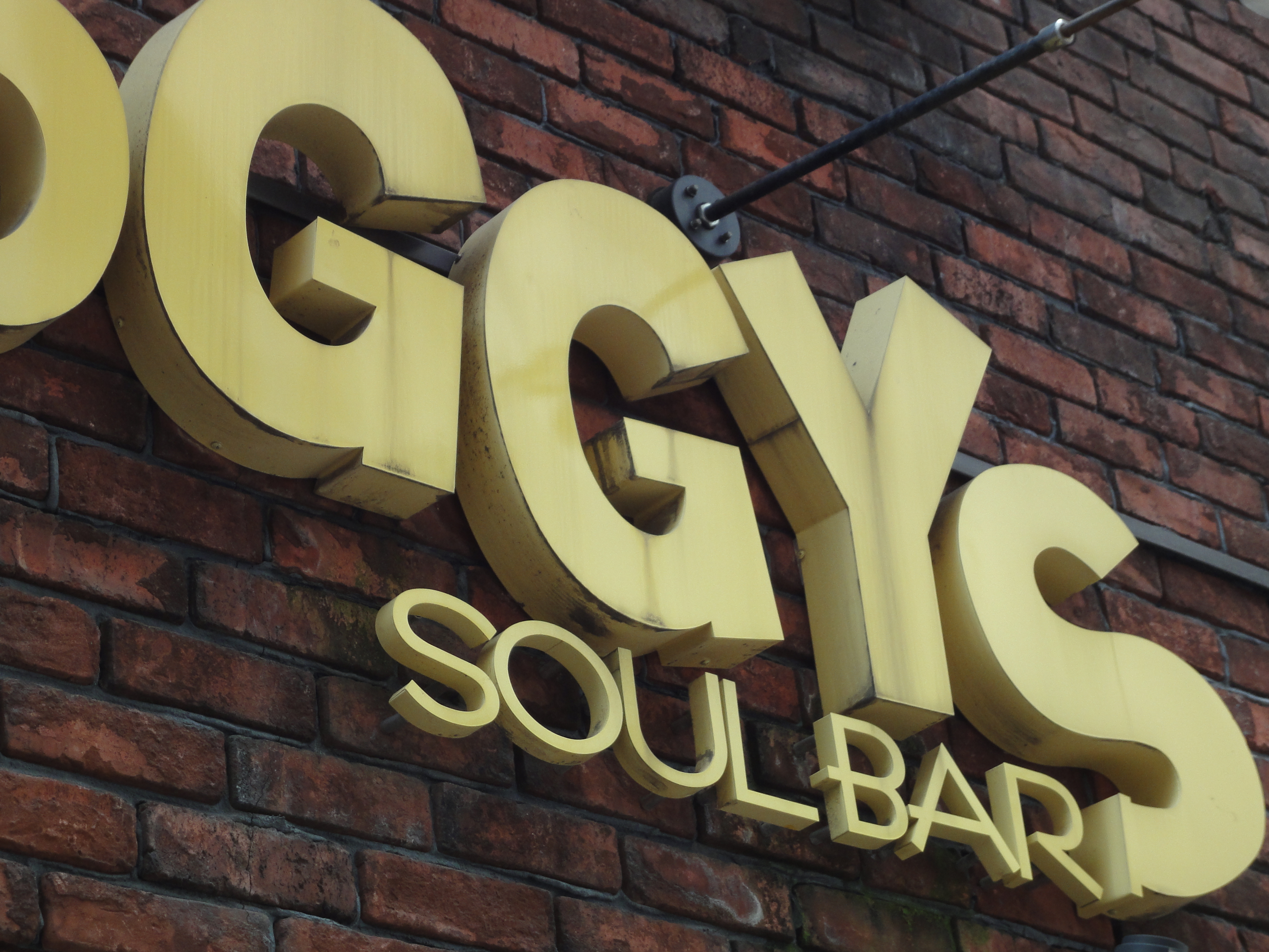 <b>こういう黄〜オレンジ系が支配的な画面ではオートホワイトバランスでは色転びしがちだが、大半はオートで良好な結果が得られた<br>DSC-WX1 / 3,648×2,736 / 1/50秒 / F5 / 0EV / ISO160 / WB:オート / 15.3mm（87mm相当）</b>