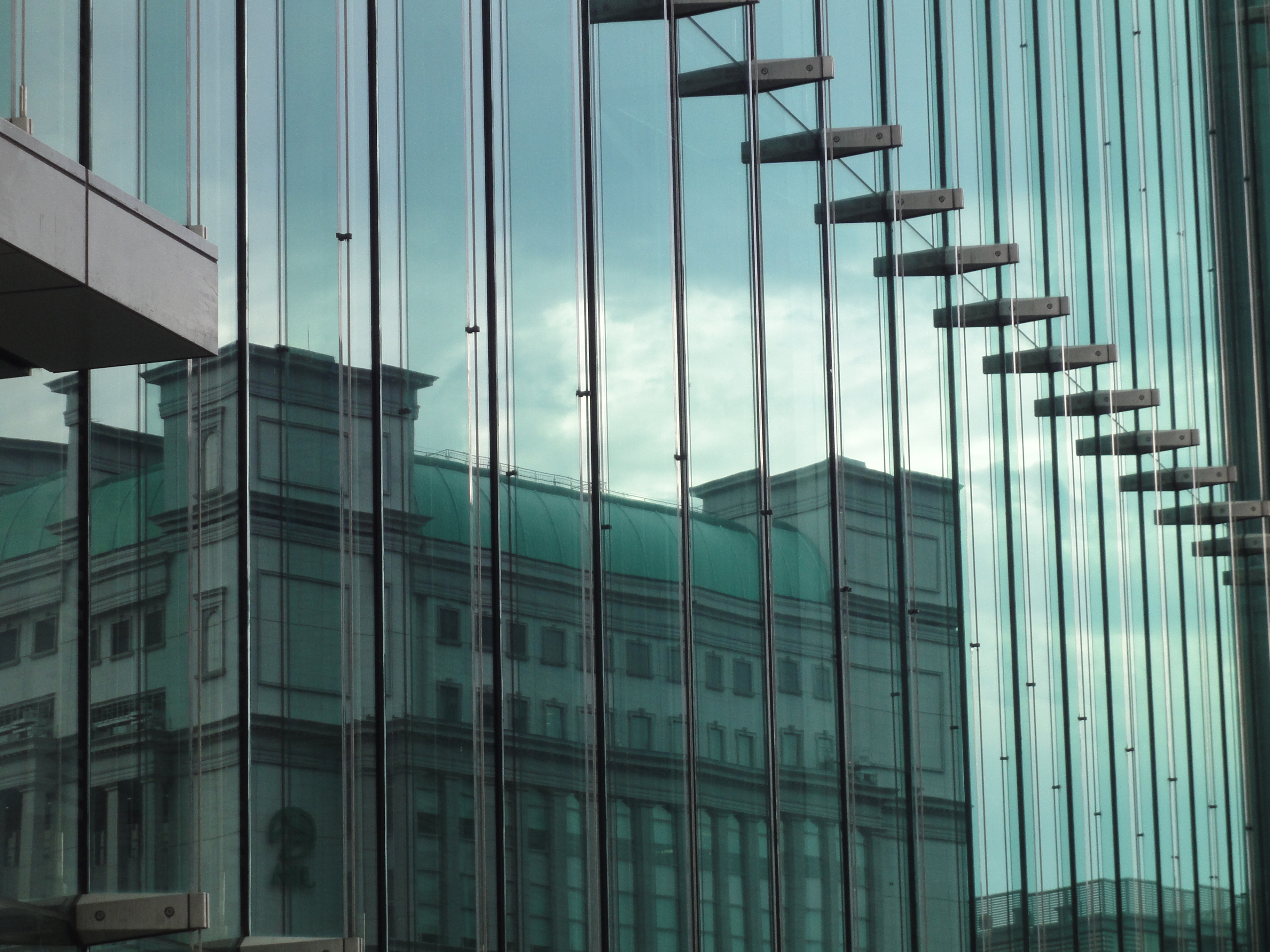 <b>広角端に比べると、少し優しい感じの描写になる望遠端。画面中央部を見ると、けっこう細かい部分まできちんと解像しているのがわかる<br>DSC-WX1 / 3,648×2,736 / 1/50秒 / F5.9 / 0EV / ISO160 / WB:太陽光 / 21.2mm（120mm相当）</b>