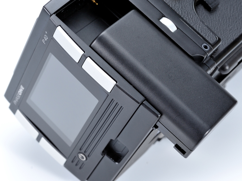 <b>バッテリーも装備。ケーブルレスでの撮影に対応する</b>