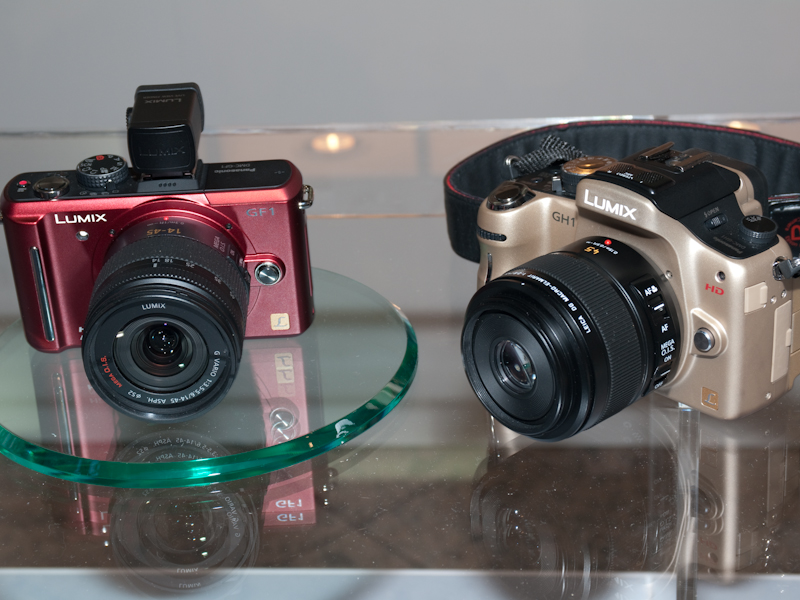 <b>LUMIX DMC-GH1（右）と並べたところ</b>