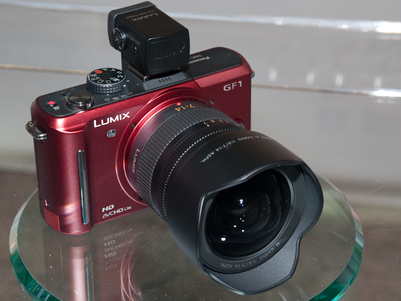 <b>液晶ビューファインダー「DMW-LVF1」を装着したDMC-GF1。レンズは「LUMIX G VARIO 7-14mm F4 ASPH.」</b>